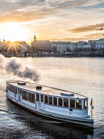Åk på en oförglömlig sightseeingtur på floden Alster och upplev Hamburg från en ny sida