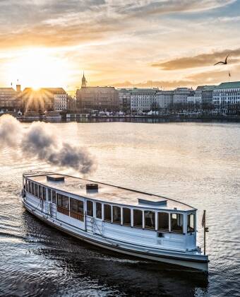 Machen Sie eine unvergessliche Sightseeing-Tour auf der Alster und erleben Sie Hamburg aus einem ganz besonderen Blickwinkel