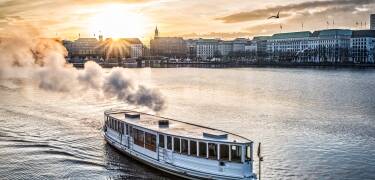 Machen Sie eine unvergessliche Sightseeing-Tour auf der Alster und erleben Sie Hamburg aus einem ganz besonderen Blickwinkel