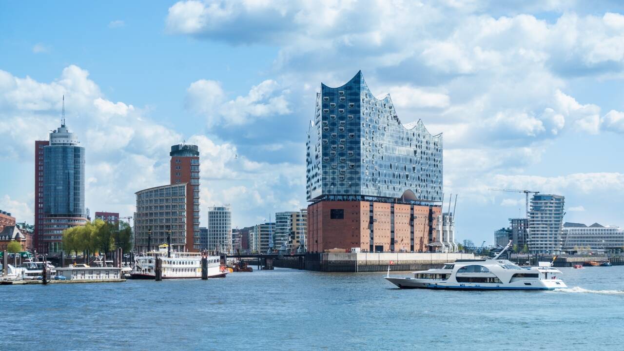 Besøg udsigtsplatformen i det imponerende bygningsværk, Elbphilharmonie, og få en flot udsigt over Hamburg
