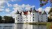 Hotellet ligger ikke langt fra det flotte slottet Glücksburg og den tilhørende lille byen.