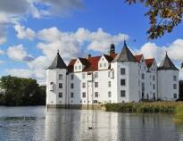 Hotellet ligger ikke langt fra det flotte slottet Glücksburg og den tilhørende lille byen.