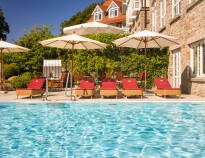 På hotellet finder I både en indendørs -og udendørs pool, hvor der udenfor er udsigt over Flensburg Fjord.