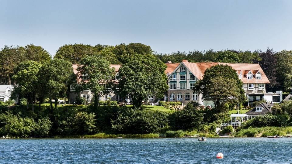 Das Vital Hotel Alter Meierhof liegt in wunderschöner Umgebung am Fjord.