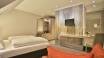 In den geräumigen Zimmern des Hotels, die mit schönen Holzböden und bequemen Betten ausgestattet sind, wohnen Sie in geschmackvollem Ambiente.