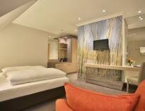 I bor i smagfulde rammer på hotellets rummelige værelser, indrettet med flotte trægulve og komfortable senge