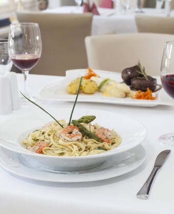 Smaka på färska säsongsbetonade rätter som serveras i hotellets restaurang.