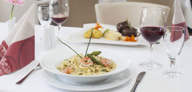 Nyd sæsonens friske retter, der serveres i hotellets restaurant.