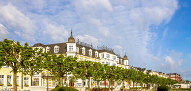 I närheten kan du utforska Usedom’s eleganta badorter som Heringsdorf och Ahlbeck.