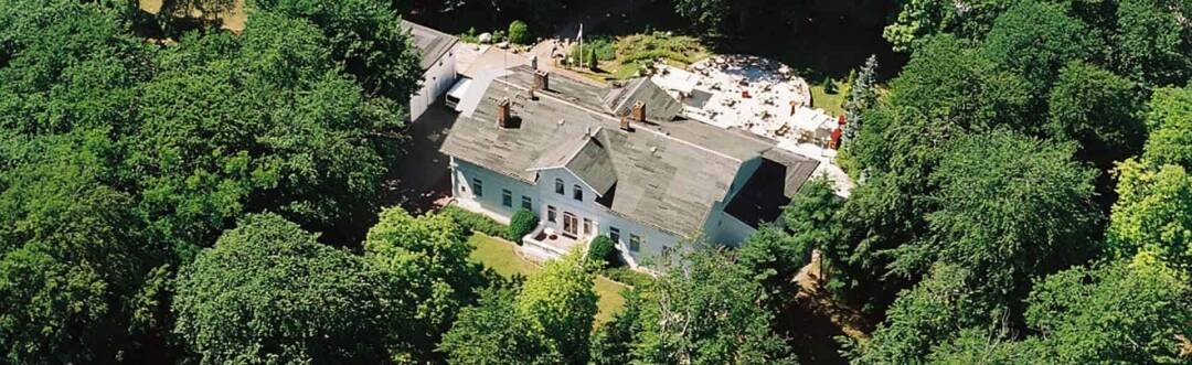 The property is set on a quiet hillside near the sea, with sweeping views of Heringsdorf.