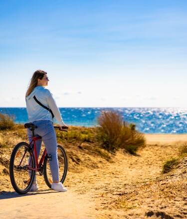Usedom passar utmärkt för en cykeltur - natursköna cykelvägar finns såväl genom skogar som längs kusten.