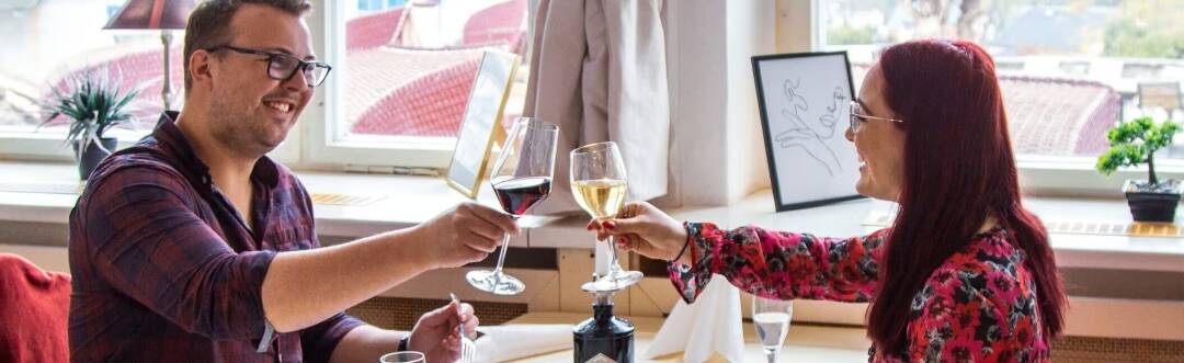 Njut av god frukost eller avslappnad middag i restaurangen på Hotel Weißes Schloß.
