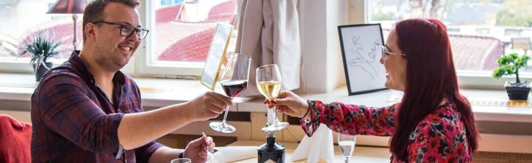 Nyt en god frokost eller en avslappet middag i restauranten på Hotel Weißes Schloß.