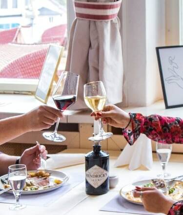Nyt en god frokost eller en avslappet middag i restauranten på Hotel Weißes Schloß.