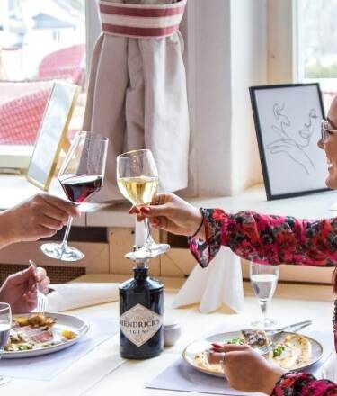 Nyt en god frokost eller en avslappet middag i restauranten på Hotel Weißes Schloß.