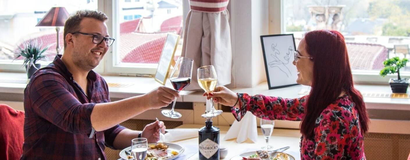 Njut av god frukost eller avslappnad middag i restaurangen på Hotel Weißes Schloß.
