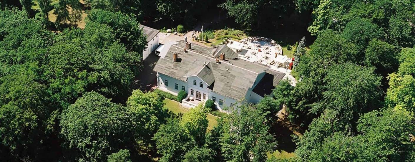 Hotel Weißes Schloß ligger i en rolig åsside nær sjøen, med vidstrakt utsikt over Heringsdorf.