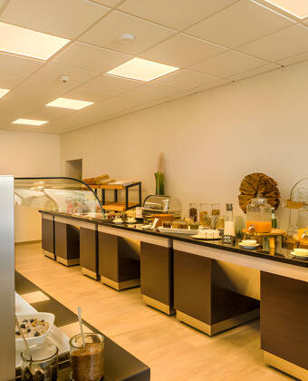 Börja dagen med en generös frukost, som du även kan avnjuta inne i matsalen eller ute på terrassen.