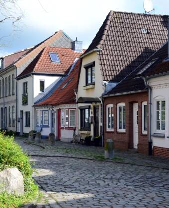 Gå en tur gennem den charmerende gamle bydel, som kun ligger 10 minutter væk.