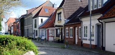 Spaser gjennom den sjarmerende gamlebyen, bare 10 minutter unna.
