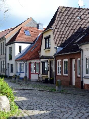 Passa på att åka på dagsutflykter från Eckernförd, utforska norra Schleswig-Holstein och besök Glucksburg Schloss.