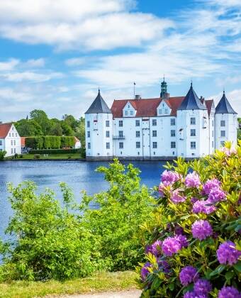 Udforsk det nordlige Slesvig-Holsten og besøg Glucksburg Slot med dagsture fra Eckernförde.