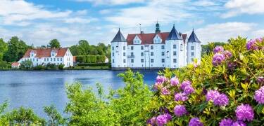 Erkunden Sie den Norden Schleswig-Holsteins und besuchen Sie Schloss Glücksburg bei Tagesausflügen von Eckernförde aus.
