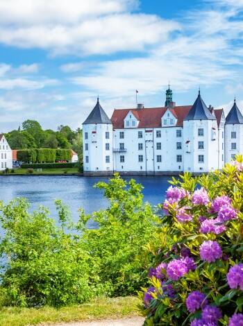 Passa på att åka på dagsutflykter från Eckernförd, utforska norra Schleswig-Holstein och besök Glucksburg Schloss.