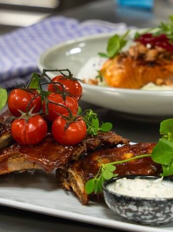Genießen Sie frische Meeresfrüchte, regionale Spezialitäten und internationale Köstlichkeiten im Gudlak Restaurant & Bar oder im Glückselig Strandrestaurant.