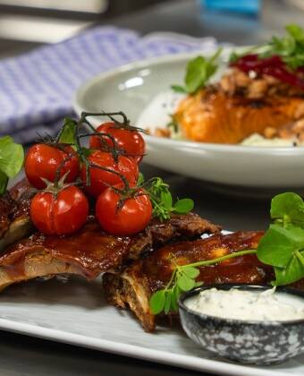 Savor fresh seafood, regional specialties, and international flavors at Gudlak Restaurant & Bar or Glückselig Strandrestaurant.