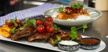 Savor fresh seafood, regional specialties, and international flavors at Gudlak Restaurant & Bar or Glückselig Strandrestaurant.