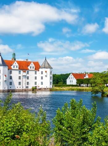 Besuchen Sie Schloss Glücksburg, eines der berühmtesten Renaissanceschlösser Deutschlands, und erkunden Sie die charmante Stadt.