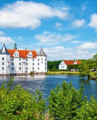 Besøg Glücksburg Slot, et af Tysklands mest berømte renæssanceslotte, og gå på opdagelse i den charmerende by.