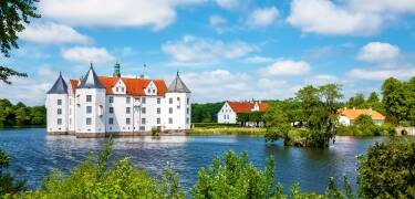 Besøg Glücksburg Slot, et af Tysklands mest berømte renæssanceslotte, og gå på opdagelse i den charmerende by.