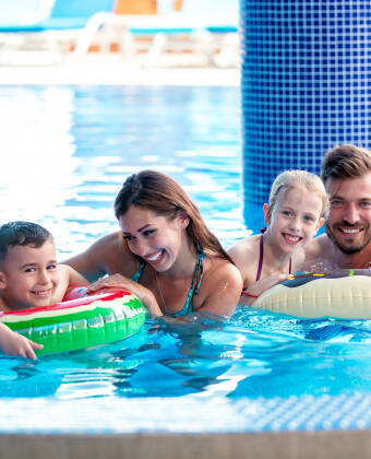 Regentag? Kein Problem! Die Fördeland Therme ist nur 300 Meter vom Hotel entfernt.