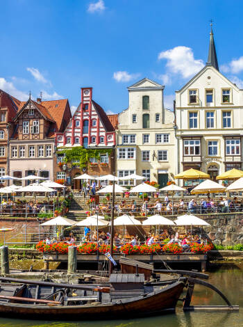 Gå på sightseeing og nyt den vakre atmosfæren i Lüneburg, eller ta en tur til storbyen, Hamburg.