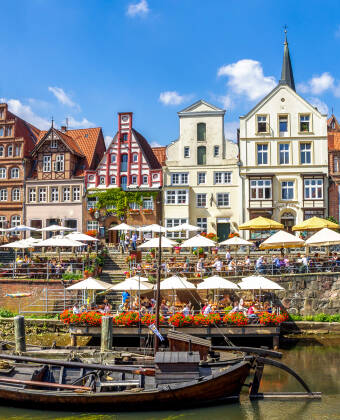 Gå på sightseeing og nyt den vakre atmosfæren i Lüneburg, eller ta en tur til storbyen, Hamburg.
