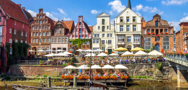 Gå på sightseeing og nyt den vakre atmosfæren i Lüneburg, eller ta en tur til storbyen, Hamburg.