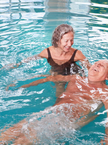 Slapp av sammen i varme jod-saltvannsbassenger og badstuer på Jod‑Sole‑Therme.