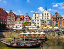 Tag på sightseeing og nyd den dejlige stemning i Lüneburg, eller kør på udflugt til storbyen, Hamborg.