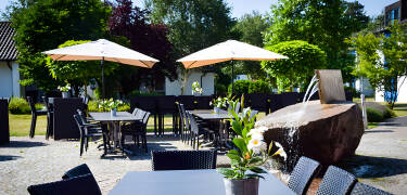 Der liebevoll gestaltete Außenbereich des Hotels wird bei schönem Wetter zum Erholungsparadies.