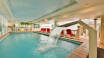 Slap af i det store wellness-område med swimmingpool, saunaer og dampbad.