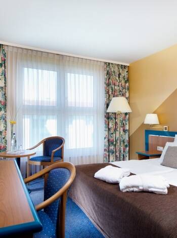 Hotellet er godt tilpasset barn med både svømmebasseng, familierom, innendørs lekeområde og lekeplass.
