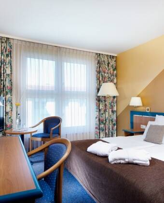 Hotellet er godt tilpasset barn med både svømmebasseng, familierom, innendørs lekeområde og lekeplass.