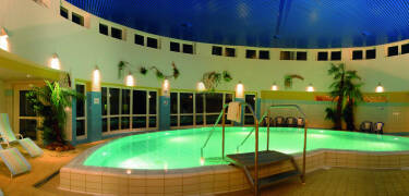 Slap af i hotellets wellnessafdeling med indendørs pool, sauna, dampbad og jacuzzi