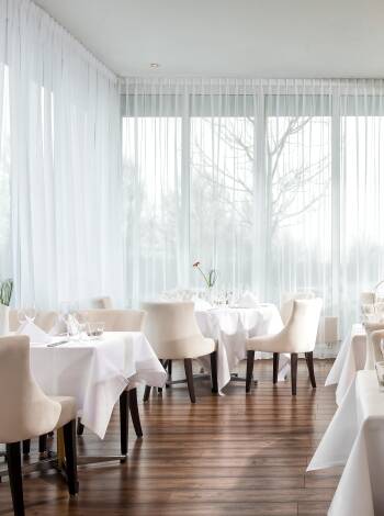 Hotellets restaurant, Bellevue, er moderne innredet og serverer både internasjonale retter og lokale retter.