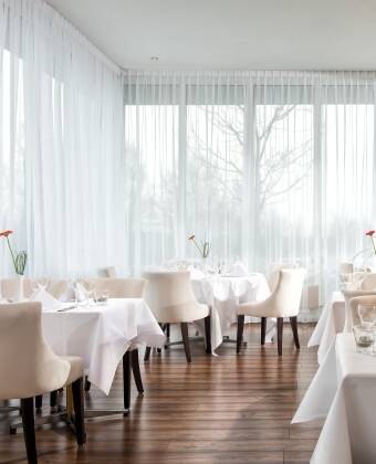 Hotellets restaurant, Bellevue, er moderne innredet og serverer både internasjonale retter og lokale retter.