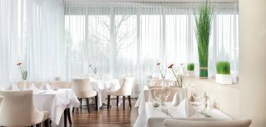 Das Hotelrestaurant „Bellevue“ ist modern eingerichtet und serviert internationale und regionale Küche.