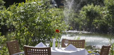 När vädret tillåter kan ni äta eller ta en kopp kaffe i hotellets trädgård.