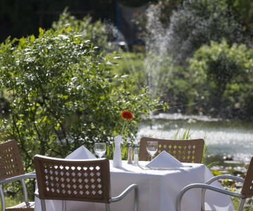 Im Sommer können Sie draußen im schönen Garten essen oder eine Tasse Kaffee genießen.